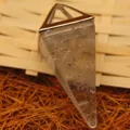 Natürlicher klarer Bergkristall-Hexagonal-Kegelanhänger mit silberner Dreieck-Öse - Weiß Kristall