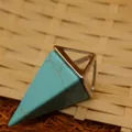 Exquisiter türkisfarbener konischer Pyramidenanhänger mit silbernem Dreiecksrahmen auf Bambus - Türkis