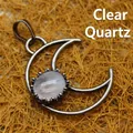Pendentif en forme de lune en argent antique avec une pierre de cristal blanc translucide polie - Pendentif Cristal de Roche
