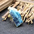 Elegante anello in cristallo di cianite grezza con bordi placcati oro, regolabile - Aperto Regolabile / Cianite (Oro)