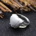 Elegante anello in argento stile barocco con una pietra naturale di howlite a cuore - Howlite