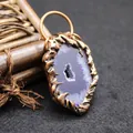 Ciondolo vintage in bronzo con una fetta di geode di agata viola naturale su fondo scu - Pendente Viola