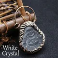 Colgante de Buda sonriente en cristal blanco de estilo étnico con marco de bronce. - Solo Colgante / Blanco Transparente (Cristal Blanco)