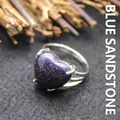 Elegante anello di pietre blu a forma di cuore con un design a fascia regolabile argento - Pietra di Sabbia Blu