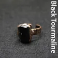 Anello vintage in bronzo con pietra grezza di tormalina nera su sfondo scuro - Aperto Regolabile / Tormalina Nera (Bronzo Antico)