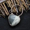 Pendentif vintage en rhyolite verte en forme de cœur avec finition bronze antique - Pendentif cœur / Pierre à rayures vertes