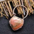 Pendentif vintage en forme de cœur en pierre d'or avec bélière circulaire bronze. - Pendentif cœur / Pierre de Sable d'Or