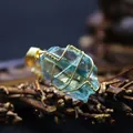 Anello medievale fatto a mano con cristallo di fluorite verde grezza e filo d'oro avvolto - Aperto Regolabile / Fluorite Verde (Oro)