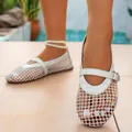 Primer plano de sandalias planas blancas de red transpirable para mujer con hebilla - 35 / Blanco