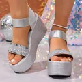 Detail von silbernen Plateausandalen mit Glitzerriemen und geflochtener Sohle - Silber mit hohem Absatz