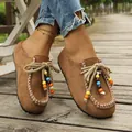 Primer plano de mules de gamuza marrón con cuentas de colores y cordones de cuerda - 36 / Mules de punta cerrada con decoración de cuentas / Tostado