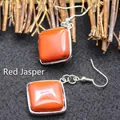 Boucles d'oreilles carrées en jaspe rouge avec une monture argentée polie élégante - Jaspe Rouge