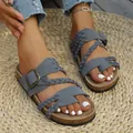 Detailaufnahme grauer Damen-Sandalen mit geflochtenen Riemen und Retro-Metallschnalle - 36 / Schiefergrau