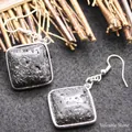 Boucles d'oreilles pendantes en pierre de lave noire carrée avec crochets argentés - Pierre de lave