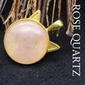 Exquisiter goldener Katzenanhänger mit einem natürlichen runden Rosenquarzstein Schmuck - Rosenquarz Katze Anhänger / Rosenquarz