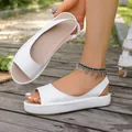 Detailweergave van witte platform sandalen met een comfortabele elastische hielband. - 35 / Wit