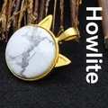 Eleganter vergoldeter Katzenanhänger mit rundem Inlay aus weißem Howlith-Edelstein - Weißer Howlith Katze Anhänger / Howlith