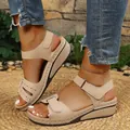 Beige Damen-Sandaletten mit Keilabsatz, Laserschnitt-Details und Klettverschluss - Khaki