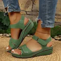 Elegante grüne Keilsandaletten mit verstellbarem Klettverschluss und bequemer Plateausohle - Grün