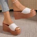 Vue latérale détaillée des sandales à plateforme compensée blanches pour femme - 34 / Blanc Cassé