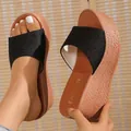 Sandales compensées noires pour femmes avec bride en denim et semelle à texture tissée - 34 / Noir