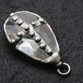 Ciondolo scudo crociato retrò in cristallo bianco con dettagli in metallo vintage - Stile Scudo Crociato / Argento Antico Ciondolo Trasparente