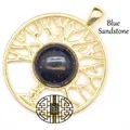 Ciondolo Albero della Vita placcato oro con cabochon in pietra del sole blu scintillante. - Pietra di Sabbia Blu / Oro
