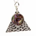 Handgefertigter Halskettenanhänger aus Edelstahl mit Einlage aus natürlicher Abalone-Muschel. - Dreieck Gehämmerter Abalone-Stil (Stil 10)