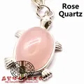 Porte-clés tortue en cristal de quartz rose avec monture en métal argenté poli. - Quartz rose