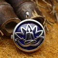 Runder Lapis-Lazuli-Yoga-Meditationsanhänger mit Lotus-Design in silberfarbener Fassung - Lapislazuli