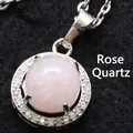 Élégant collier avec pendentif en cristal rose rond et halo de strass brillants - Collier avec Pendentif (Avec Chaîne) / Quartz rose