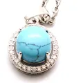 Élégant collier avec pendentif en turquoise ronde et halo de strass scintillants, ton argent - Collier avec Pendentif (Avec Chaîne) / Turquoise Bleue