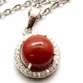 Élégant collier avec pendentif rond en pierre rouge, halo de cristaux et chaîne argentée - Collier avec Pendentif (Avec Chaîne) / Agate rouge