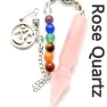 Péndulo de cristal de cuarzo rosa con siete cuentas de chakra y amuleto del símbolo Om - Cuarzo rosa