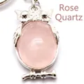 Decoratieve uilvormige zilveren sleutelhanger met een grote ovale roze rozenkwarts - Rozenkwarts