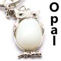 Elegante uilvormige sleutelhanger met een ovale witte opaalsteen in gepolijst zilveren SKU - Opaal