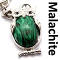 Gedetailleerd beeld van een uil sleutelhanger met een groene malachiet steen inleg - Malachiet