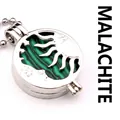 Opengewerkt medaillon zon en maan met groene malachiet steen in zilveren kleur - Malachiet