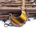 Collar con colgante de luna vintage con piedra de ojo de tigre natural y marco de bronce - Ojo de tigre