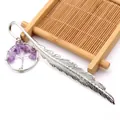 Elegante marcador de libros de metal con forma de pluma y amuleto de árbol de vida amatista - Amatista
