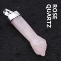 Handgemaakte roze kwarts hanger in vuistvorm met een gepolijste zilveren metalen sluiting - Rozenkwarts