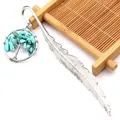 Elegante marcador de pluma de metal plateado con dije de árbol de la vida en turquesa - Turquesa