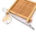 Elegante marcador de pluma plateada con un colgante de árbol de la vida de cristal citrino - Citrino