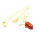Elegante 24 karaats vergulde ketting met een rode kristallen zeshoekige kolom hanger - Gouden Ketting / Rode Jaspis