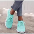 Stilvolle türkisfarbene atmungsaktive Fly-Knit-Sneaker für Damen am Fuß getragen - Himmelblau