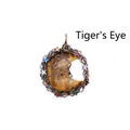 Colgante de luna en ojo de tigre hecho a mano con estrellas envueltas en alambre - Colgante Luna Creciente de Ojo de Tigre / Ojo de tigre
