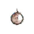 Colgante artesanal de luna de cuarzo rosa con estrellas de alambre en color bronce - Cuarzo rosa