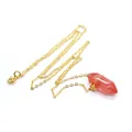 Zeshoekige watermeloenrode kristallen pilaar hanger ketting met 24K vergulde ketting. - Gouden Ketting / Watermeloen Rood