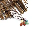 Vue détaillée d'un filet marron tissé à la main entourant un pendentif en cristal clair. - Cristal blanc