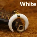 Weißer hornförmiger Steinanhänger mit goldener Schließe auf rustikalem Hintergrund - Weiß (aljylp00150) / 1 Stück/Packung